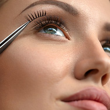 Tweezers taking off lashes